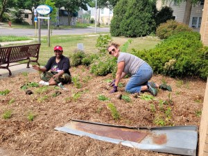 American Family Insurance volunteers helping Operation Fresh Start and Jody Weyers plant their habitat kit out front of their Madison homebase.