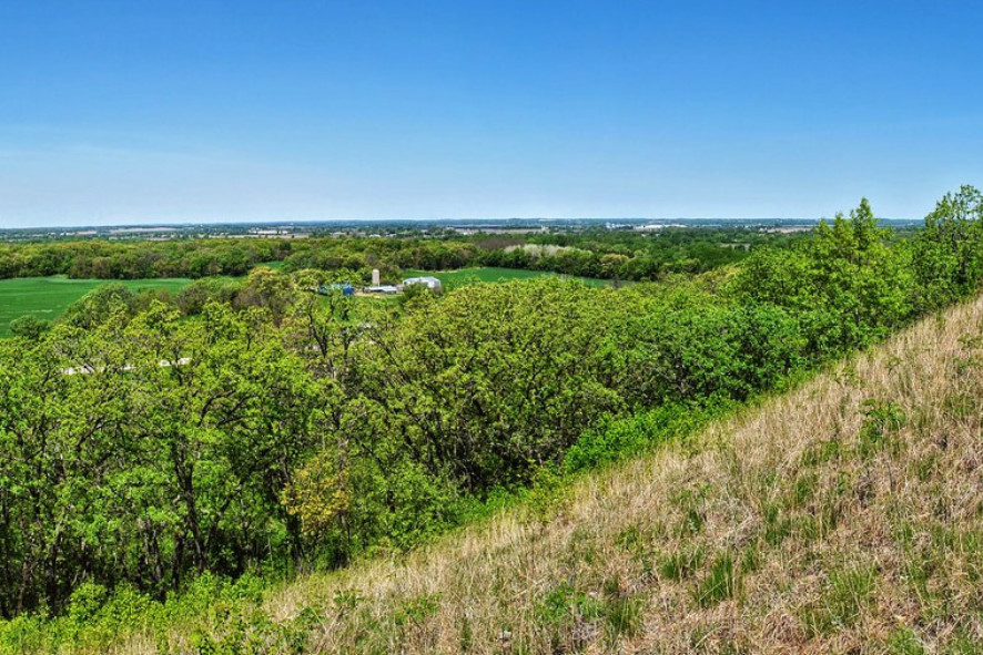 View of a valley and a farm from the top of a bluff